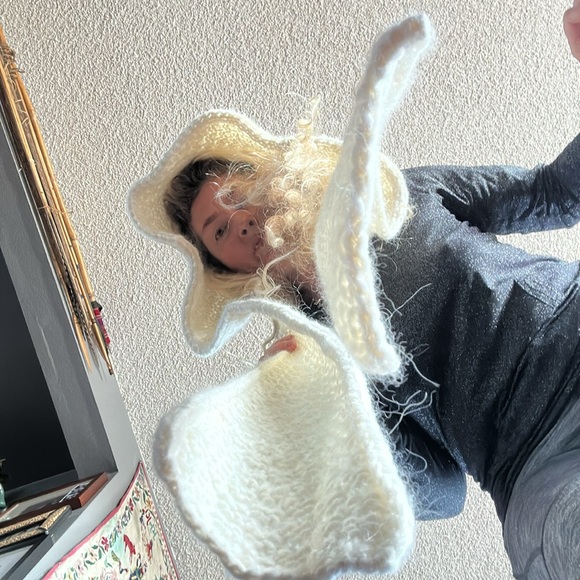 Soft cream color, handmade snood. I bought this in Vilnius Lithuania at a market - Picture 11 of 14